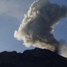 Fotografía de archivo del volcán Ubinas, desde el pueblo de Ubinas, en Moquegua (Perú).