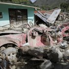 Fotografía de un vehículo afectado por avalancha hoy, en Quetame (Colombia). Con un mar de lodo hasta las rodillas y entre muebles y vehículos arrastrados por el barro, familiares de las víctimas de la avalancha que arrasó el caserío de Naranjal, en el pueblo de Quetame, en el centro de Colombia, buscan desesperadamente a los desaparecidos con la esperanza de encontrarlos vivos. EFE/ Carlos Ortega