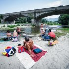 Turineses combaten el calor a orillas del río Orco. El hemisferio norte, que apenas lleva un mes bajo el solsticio de verano, se asfixia bajo unas temperaturas diurnas de récord y un calor nocturno tropical, peligroso para la salud, según dijo este martes la Organización Meteorológica Mundial (OMM). El calor sofocante se ha instalado en media Europa estos días, pero también en Estados Unidos y otras zonas de Asia y África, con temperaturas diurnas de récord y noches tropicales, lo que ha despertado una creciente preocupación por las consecuencias que pueda tener en la salud.