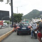 Queja. Aun con la multa alta, el carril de la Metrovía era irrespetado.
