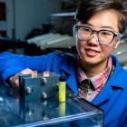 El investigador Ruozhu Feng trabaja en la preparación del nuevo electrolito para batería de flujo.