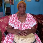 Presencia. Crisanta Quintero arroyo, aparece vestida con uno de sus trajes tradicionales, durante de una de sus presentaciones públicas.