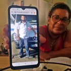 Hecho. La cubana Anay Hernández muestra una foto de su hijo Adel de la Torre, condenado a 7 años de prisión.