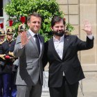 El presidente de Francia, Emmanuel Macron (L), y el presidente de Chile, Gabriel Boric (D), se saludan antes de un almuerzo de trabajo en el Palacio del Elíseo de París, Francia, el 21 de julio de 2023.