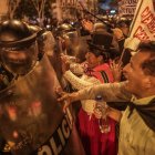 Personas se enfrentan a la policía hoy, durante una manifestación, en la Plaza San Martín, en Lima (Perú). El segundo día de la jornada de protestas antigubernamentales en Perú se desarrolló este jueves con movilizaciones y bloqueos en nueve provincias del país, y una vigilia de manifestantes en la sede del Jurado Nacional de Elecciones (JNE) en Lima, en apoyo a su titular que ha recibido amenazas de muerte y en defensa de la democracia. EFE/ Aldair Mejia