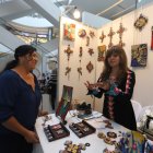 Oferta. Productos como joyas y artículos de hogar se ofertan en el lugar.