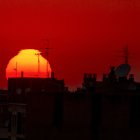 El pasado mes fue el junio más cálido del que haya registros y autoridades de la NASA anticipan que este mes será probablemente el julio más caluroso hasta el momento. En la imagen un registro de la puesta de sol vista este miércoles, 19 de julio, en Zaragoza (España). EFE/Javier Belver