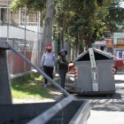 Recolección. Ciudadanos se organizan para recoger las basuras de los alrededores de los contenedores y mejorar el aspecto.