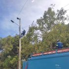 Conexión. Los técnicos de la Empresa Eléctrica hacen las reparaciones.