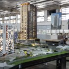 AME4868. SAO PAULO (BRASIL), 22/07/2023.- Trabajadores laboran en los detalles de la maqueta de un edificio en la fábrica Adhemir Fogassa, el 20 de julio de 2023, en Sao Paulo (Brasil). Hay edificios en miniatura más caros que muchas casas en tamaño real. Una constructora de lujo de Sao Paulo desveló recientemente una maqueta valorada en casi un millón de dólares, con una superficie de 170 metros cuadrados, para promocionar un complejo multimillonario. EFE/ Isaac Fontana