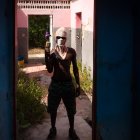 AME3683. PUERTO PRÍNCIPE (HAITÍ), 17/07/2023.- Un hombre que pertenece a una pandilla del Grupo Belair sostiene un arma, el 8 de julio 2023, en Puerto Príncipe (Haití). Cientos de barrios de Puerto Príncipe y de otras ciudades de Haití viven desde hace cinco años bajo el dominio de las todopoderosas bandas armadas, donde los vecinos resisten sin servicios básicos y con mucho miedo ante la delgada línea que allí separa la vida de la muerte. En Bel-Air, un barrio en pleno centro de Puerto Príncipe, la vida no es la misma desde hace años. La zona se encuentra en el corazón de un conflicto que ha vivido episodios sangrientos, con cientos de muertos, personas quemadas vivas, casas destruidas y miles de desplazados. EFE/ Johnson Sabin