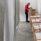 -FOTODELDIA- POLA DE SIERO (ASTURIAS), 22/07/2023.- Operarios acaban de colocar y organizar este sábado, el material para el funcionamiento del colegio electoral para las votaciones con motivo de las elecciones generales de mañana, en Pola de Siero (Asturias). EFE/ Eloy Alonso