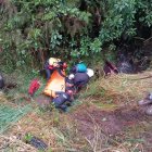 Laborioso. Los bomberos y la comunidad ayudaron en este trabajo.