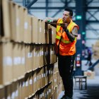 Control. Personal que labora en bodegas donde se arman kits electorales.