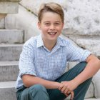 Príncipe George.

Copyright in the photograph is vested in The Prince and Princess of Wales. Publications are asked to credit the photograph to Millie Pilkington. The photograph is being made available by way of license on condition that: a) The photograph shall be solely used for news editorial purposes only. It shall not be approved for souvenirs, or memorabilia; or anything  colourably similar. b) No charge should be made for the supply, release or publication of the photograph. c) There shall be no commercial use whatsoever of the photograph
(including by way of example only) any use in merchandising, advertising or any other non-news editorial use. d) The photograph must not be digitally enhanced, manipulated or  modified in any manner or form and must include all of the individuals in the photograph when published. e) The photograph shall not be used after 31st December 2023, without prior permission from Kensington Palace. 3. Any questions relating to the use of the photograph should be first referred to Kensington Palace and before publication
Prince George tenth birthday, Windsor, UK - Jul 2023
No UK for 28 days *** Local Caption *** .