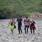 Cargados. Los migrantes cruzan con garrafones de agua para hidratarse a lo largo de todo el recorrido.