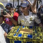 Policías retiran cajas con supuesta evidencia durante un allanamiento del Ministerio Público