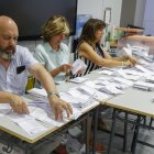 MADRID, 23/07/2023.- Integrantes de una mesa electoral del Instituto Ortega y Gasset, en Madrid, durante el recuento de votos tras el cierre de los colegios de la jornada de elecciones generales celebradas hoy domingo en España. EFE/J.P. Gandul