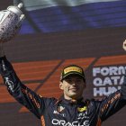 El piloto neerlandés fue ‘amo y señor’ ayer en el circuito de Budapest, donde superó a Landon Norris (2°) y Sergio ‘Checo’ Pérez (3°).