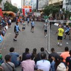 Actividades. Partidos de fútbol, shows, venta de comida y de artículos se desarrollaron ayer desde la calle Boyacá hasta Malecón Simón Bolívar.