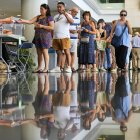 BARCELONA, 23/07/2023.- Colas para ejercer el voto en el Institut del Teatre este domingo que más de 5,7 millones de catalanes están convocados este domingo a las urnas para participar en las elecciones generales, en las que en Cataluña se dirimen un total de 48 de los 350 diputados del Congreso. Casi 37,5 millones de españoles están llamados a participar este domingo en las decimosextas elecciones a Cortes Generales mientras los partidos, en un escenario en el que no se prevén mayorías absolutas, hacen cuentas sobre los escaños necesarios para gobernar. EFE/Alejandro García