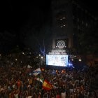 MADRID, 23/07/2023.- Integrantes del Partido Popular saludan a los simpatizantes en la sede de los populares en Madrid tras conocerse los resultados en las elecciones celebradas hoy domingo. EFE/Javier Lizón