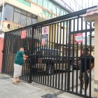 Medidas. Varias peatonales tiene rejas y los vecinos han colocado cámaras de videovigilancia para realizar los controles respectivos.