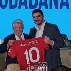 Enrique Cerezo le entregó una camiseta del "aleti" a Aquiles.