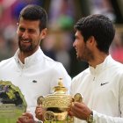 Djokovic (izq) y Alcaraz (der) en la ceremonia de Wimbledon.