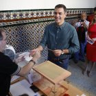 El presidente del Gobierno y candidato socialista a la reelección, Pedro Sánchez (c), ejerce su derecho al voto acompañado de su mujer Begoña Gómez (d) en un colegio electoral de Madrid, este domingo. Casi 37,5 millones de españoles están llamados a participar este domingo en las decimosextas elecciones a Cortes Generales mientras los partidos, en un escenario en el que no se prevén mayorías absolutas, hacen cuentas sobre los escaños necesarios para gobernar. EFE/Ballesteros