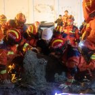 Los socorristas tratan de encontrar a las víctmas de esta tragedia