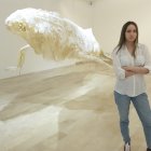 Exhibición. La artista Mónica López aparece junto a la escultura ‘Fábula del ancestro’.