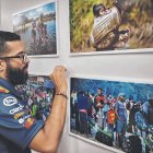 Panamá. Una persona trabaja en el montaje de la muestra en esta capital.