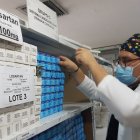 Abastecimiento. Un trabajador en una de las bodegas del Hospital Teodoro Maldonado Carbo.