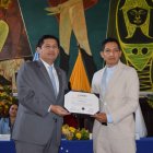 El rector de la Universidad de Guayaquil, Francisco Morán Peña, recibe e certificado de  acreditación de la cerrera de Enfermería por parte del Caces.