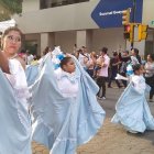 Las guayaquileñas desfilaron con los trajes típicos de la ciudad.