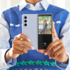 El Galaxy ZFold 5, entre otras funcionalidades, permite hacerle fotos a tus amigos mientras ellos ven cómo lucen en la pantalla delantera.
