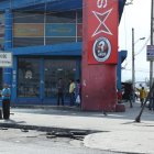 Local afectado. En los exteriores quedaron marcas de explosión.