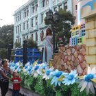 Arte y creatividad. En la tarde, el desfile artístico llamó la atención de los guayaquileños, que no solo disfrutaron de los carros alegóricos, sino también de los bailarines y mimos que fueron parte de la actividad