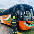 Ataque. Un bus del servicio público fue incinerado por sujetos armados en la provincia de Esmeraldas.