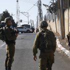 Soldados israelíes cierran el área donde murieron tres palestinos por disparos del Ejército israelí, cerca de la ciudad cisjordana de Nablus.