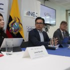 Estudio. Lena Savelli, coordinadora de la ONU en Ecuador, Roberto Castillo, director del INEC, y Makus Behred, del Fondo de Población de la ONU presentaron el nuevo cronograma.