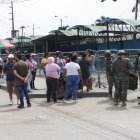 Los familiares de las personas privadas de la libertad solo han visto ambulancias entrar y salir del lugar sin saber lo que sucede