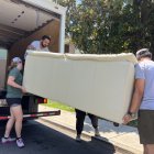 Labores. El afgano Nasser Haqparast, junto a otros miembros del equipo de la ONG Homes Not Borders.