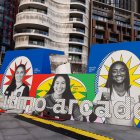 Ligia Moreira (i), capitana de la Tricolor, en una de las pancartas de la Casa Conmebol.
