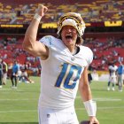 El quarterback de 25 años seguirá con LA Chargers hasta 2029 tras firmar una extensión de cinco temporadas.