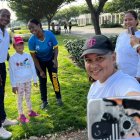 Kiara Rodríguez (i) y Seneida Rodríguez compartieron con niños y adultos en el Parque Samanes.