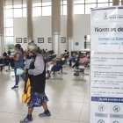 Un grupo de pacientes espera su cita médica en el área de consulta externa del Hospital Teodoro Maldonado Carbo, del IESS.