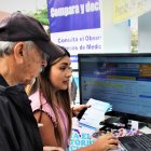 Un usuario es ayudado a revisar en el portal de medicinas la disponibilidad en el mercado de los fármacos que necesita.