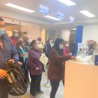 Usuarios esperan su turno para hacer un trámite en una dependencia de salud.